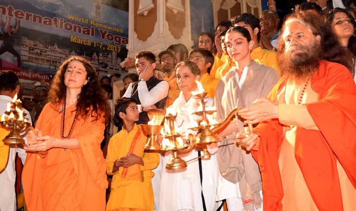बॉलिवूड अभिनेत्री दीपिका पदुकोणनं रामनवमीच्या पूर्वसंध्येला गंगा आरती केली.