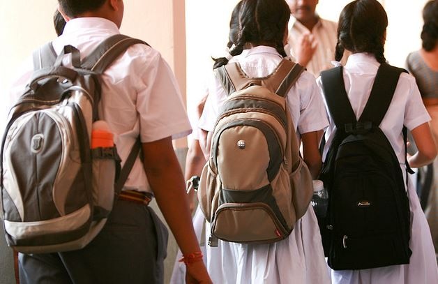 weight of school bags will be reduced  शाळकरी मुलांच्या दप्तराचे ओझे कमी होणार