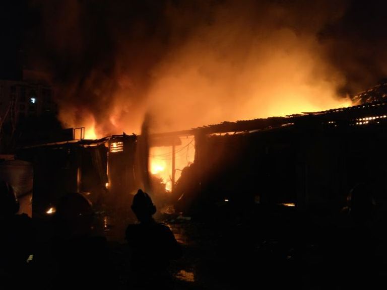 ठाण्यातील मानपाडा भागातल्या पाच गोडाऊनला आग