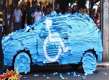 VIDEO : अपंगांसाठी आरक्षित पार्किंगमध्ये कार लावल्याने \'गांधीगिरी\'