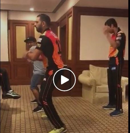 Yuvraj Singh Dance Video Uploaded By Harbhajan Singh VIDEO: युवराज आणि नेहराचा डान्स