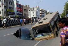 चेन्नईत अचानक रस्ता खचला, बस आणि कार अडकली