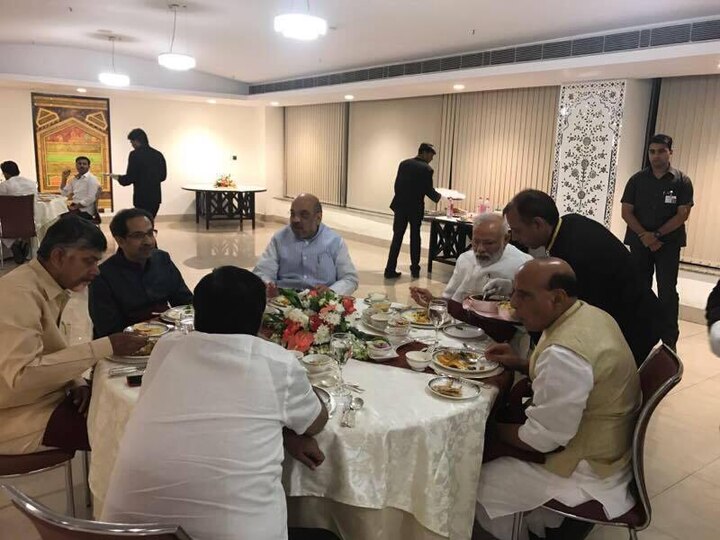 Uddhav Thackeray Dinner With Pm Modi And Amit Shah पंतप्रधान मोदी आणि अमित शाहांसोबत उद्धव ठाकरेंचं स्नेहभोजन!