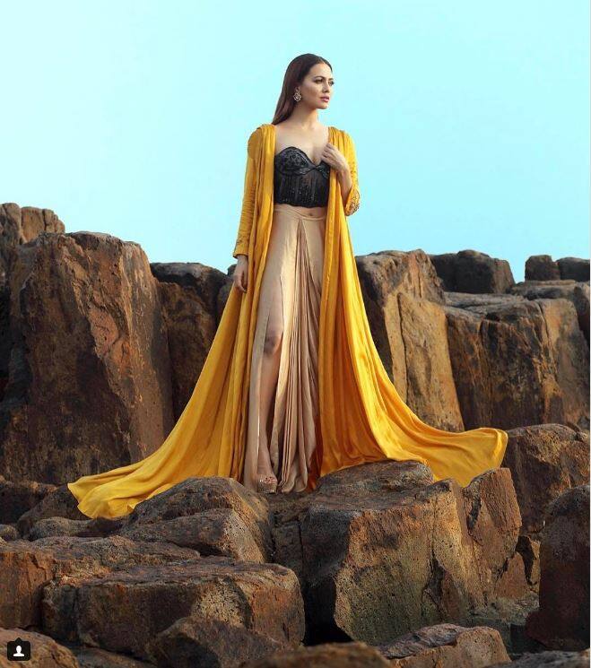 अभिनेत्री सना खान