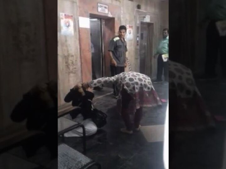 Fight Between 2 Officers In Cst Railway Station मुंबईच्या सीएसटी स्टेशनमध्ये महिला अधिकाऱ्यांची हाणामारी