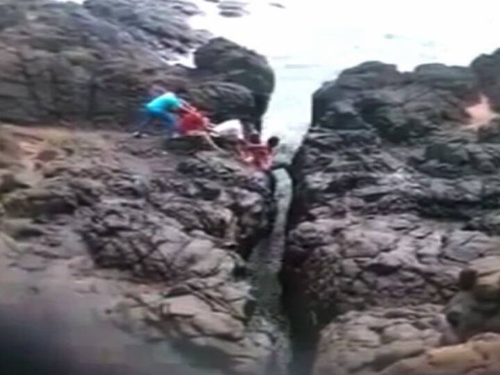 मात्र त्याचवेळी पाय घसरल्याने हा तरुण अरुंद दगडांमध्ये पडला आणि अडकला. समुद्राच्या लाटांचा सतत मारा होत असल्यानं त्याला बाहेर निघणंही अवघड झालं.