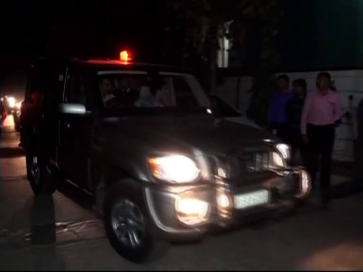 खासगी कामासाठी अहमदाबादला जाऊ शकत नाही का, असा सवाल करणाऱ्या काँग्रेस नेते नारायण राणेंप्रकरणी नवा गौप्यस्फोट हाती आला आहे. दस्तुरखुद्द नारायण राणे आणि राज्याचे मुख्यमंत्री देवेंद्र फडणवीस एकाच गाडीत प्रवास करताना 'माझा'च्या कॅमेऱ्यात कैद झाले आहेत.