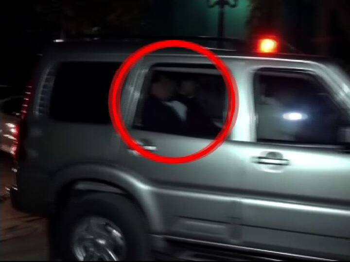 अहमदाबादमध्ये भाजपाध्यक्ष अमित शाह यांच्या निवासस्थानाहून मुख्यमंत्र्यांची गाडी निघाली. त्यामुळे तिघांमध्ये कोणत्या विषयावर चर्चा झाली, याची उत्सुकता कायम आहे.