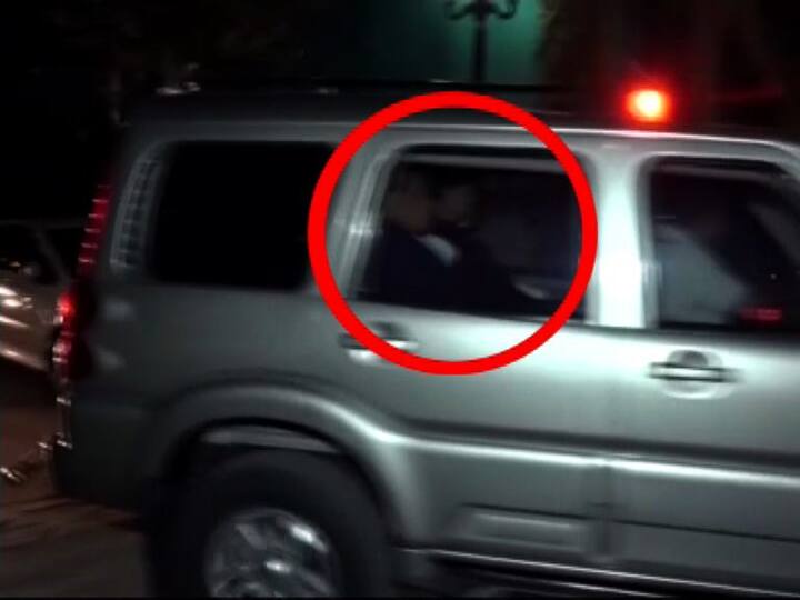 मुख्यमंत्री चार्टर्ड विमानाने मुंबईला रात्रीच परत आले. राणे पितापुत्र मात्र रात्रभर अहमदाबादमध्येच थांबले होते. त्यानंतर सकाळी विमानाने दोघे मुंबईत दाखल झाले. 