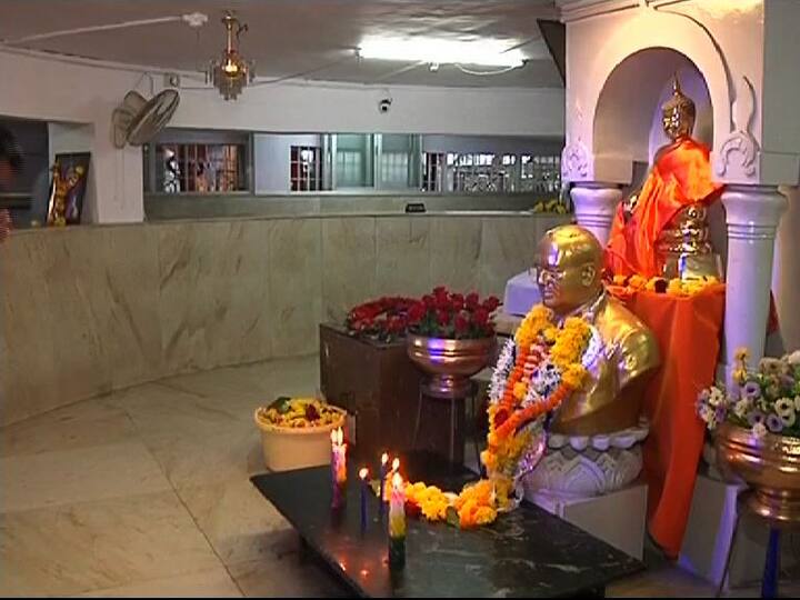 मुंबईत चैत्यभूमीवर बाबासाहेबांना मानवंदना देण्यासाठी लाखोंच्या संख्येने अनुयायी उपस्थित आहेत