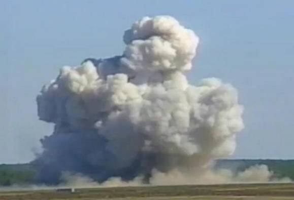 Us Moab Air Strike Killed At Least 36 Islamic State Terrorists Reports Afp Quoting Afghan Officials अमेरिकेच्या बॉम्ब हल्ल्यात आयसिसचे 36 अतिरेकी ठार