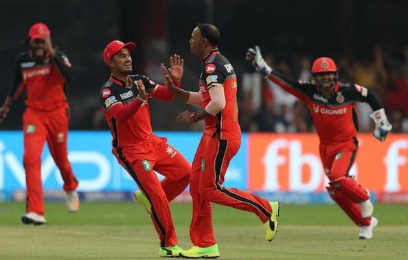 Ipl 2017 Samuel Badree Takes Hat Trick In First Match For Rcb This Season यंदाच्या IPL मध्ये पहिली हॅटट्रिक, बद्रीला 4 विकेट !