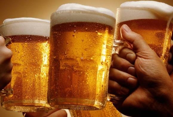 beer price hike due to new year latest marathi news updates थर्टी फर्स्टचं सेलिब्रेशन महागणार, बिअरच्या दरात मोठी वाढ
