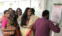 पंकजा मुंडेंच्या मंत्रालयातील कार्यालयात तृतीयपंथीयांचं आंदोलन