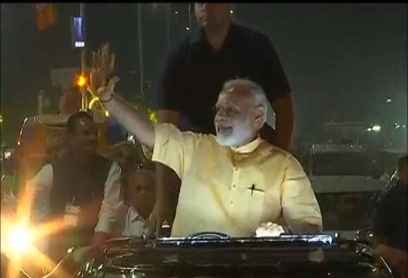 Pm Modi Road Show In Surat Latest Updates 15 हजार गाड्या, 11 किमी लांबीची रॅली, मोदींचा सूरतमध्ये मेगा रोड शो