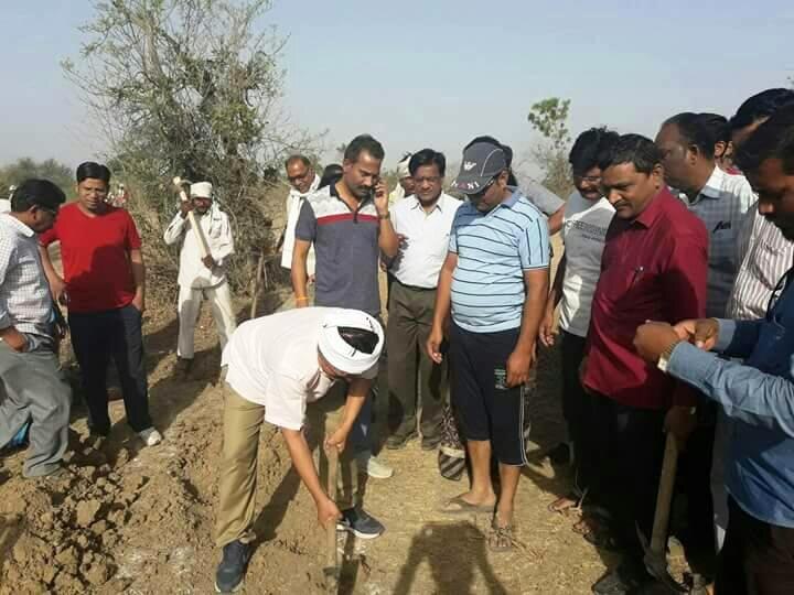 गावोगावी मोठ्या हिरीरीने जलसंधारणाच्या कामात लोक सहभागी होत आहेत. याच कौतुक करत भारत गणेशपुरे यांनी पाण्याची येत्या काळातील गरज खास वैदर्भीय भाषेत सांगितली.