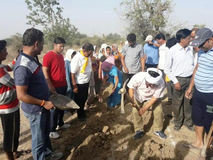 भारत गणेशपुरे म्हणाले की, “सध्या शेतकरी भयान परिस्थितीला समोरं जात आहे. मात्र या परिस्थिती एकटं न समजता बोलकं व्हावं, जेणेकरुन एकाकी पडणार नाही. आत्महत्या करुन काहीच साध्य झालं नाही, इतिहासात डोकावून पाहा. ज्यांच्या घरी आत्महत्या झाल्या आहेत त्यांच्याकडे पाहून परिस्थिती पाहा, समजा आणि मग निर्णय घ्या”