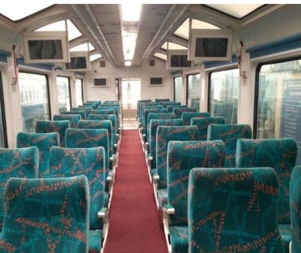 Indian Railway On Sunday Introduced Vistadome Coach On Its Visakhapatnam Kirandul Passenger Train रेल्वे प्रवास अजून सुखावणार, भारतीय रेल्वेची 'विस्टाडोम कोच' ट्रेन सुरु