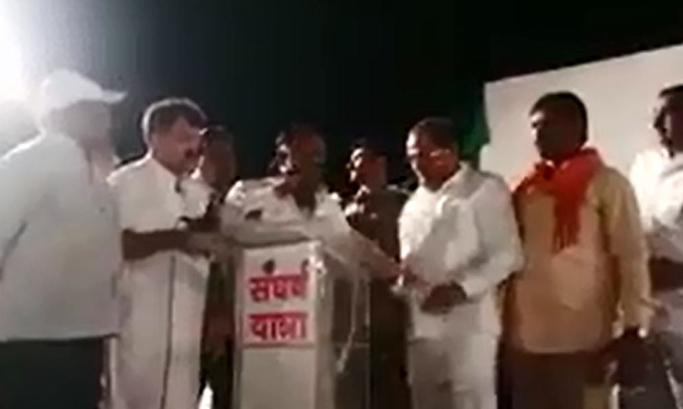 Farmer Shouted Slogans Against Govt In Nashik Latest Update संघर्षयात्रेदरम्यान दोन शेतकऱ्यांचा सरकारला आत्महत्येचा इशारा