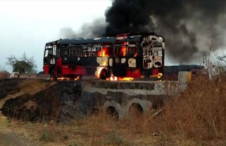 Bus Burnt On Akola Balapur Road In Akola Latest Updates अकोल्यात ‘बर्निंग बस’चा थरार