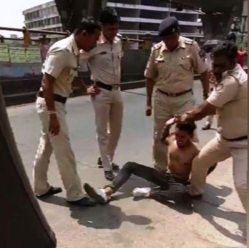 Viral Satya Video Of Man Beaten Up By Panvel Police Goes Viral ...म्हणून पनवेल पोलिसांनी भर रस्त्यात तरुणांना बेदम चोपलं!