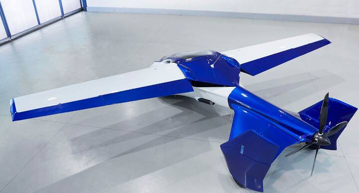 एकावेळी ही कार 875 किमीचा हवेतील प्रवास करु शकते. कंपनीच्या अलाला फोर्ब्स मॅग्जीनच्या रिपोर्टनुसार यावर्षाच्या शेवटी ही कार प्रत्यक्ष बाजारात येईल. सौजन्य: AeroMobil 