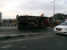 मुंबईत वेस्टर्न एक्स्प्रेस हायवेवर वाहतूक कोंडी, विलेपार्ल्यात ट्रक उलटला