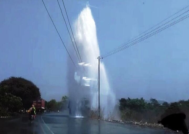 Raigad Dumper Hits Pipeline In Uran डंपरच्या धडकेने पाईपलाईन फुटली, 30 ते 40 फुटांचे कारंजे