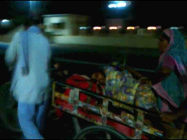 Father Takes His Daughter To Hospital In Garbage Cycle In Amaravati Latest Update मध्यरात्री प्रसूतीवेदना, बापानं मुलीला कचऱ्याच्या गाडीतून हॉस्पिटलमध्ये नेलं