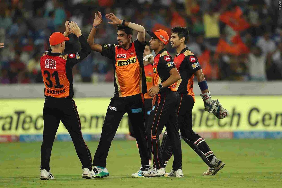 Ipl 10 Hyderabad Sunrisers Beats Delhi Daredevils Latest Update IPL 10 : सनरायझर्स हैदराबादचा दिल्ली डेअरडेव्हिलल्सवर 15 धावांनी विजय