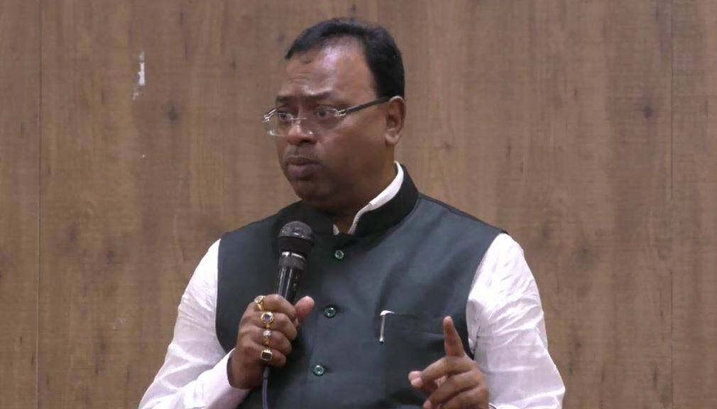 अभियंत्यांवर ऊर्जामंत्र्यांची धडक कारवाई, प्रशासन हादरलं! Chandrashekhar Bavankule Took Action On Engineers Latest Updates अभियंत्यांवर ऊर्जामंत्र्यांची धडक कारवाई, प्रशासन हादरलं!