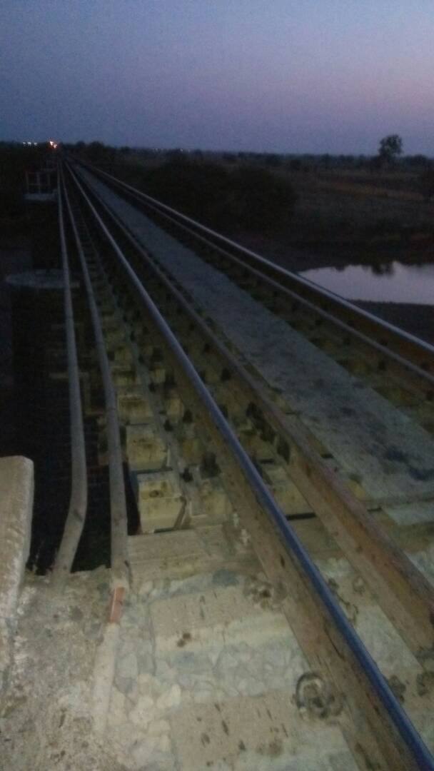 औरंगाबाद-हैद्राबाद पॅसेंजरच्या रेल्वेचे इंजिन व तीन डब्बे परळी-विकाराबाद मार्गावरील काळगापूरहुन भालकीला जात असताना दुर्घटना घडली.
