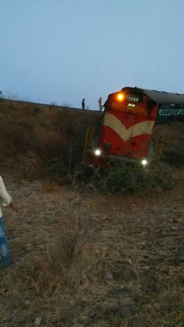 दुर्घटनेमुळे मार्गावर अडथळा निर्माण झाला असून, तासाभरात मार्ग सुरळीत सुरु होण्याची शक्यता आहे. मात्र, बहुतेक रेल्वे वाहतूक वळवण्यात आल्या आहेत. 