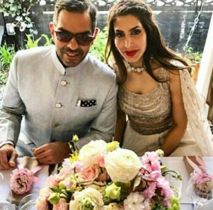 संजय कपूर यांनी करिश्मा कपूरसोबत 2003 साली लग्न केलं होतं. समायरा आणि कियान अशी दोन मुलंही त्यांना आहेत. मात्र, 2010 साली दोन्ही मुलांना घेऊन करिश्माने संजय कपूरसोबत घटस्फोट घेण्याचा निर्णय घेतला होता. जून 2016 मध्ये दोघे वेगळे झाले.