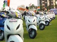 मालकाकडून 125 कर्मचाऱ्यांना अॅक्टिव्हा भेट! 