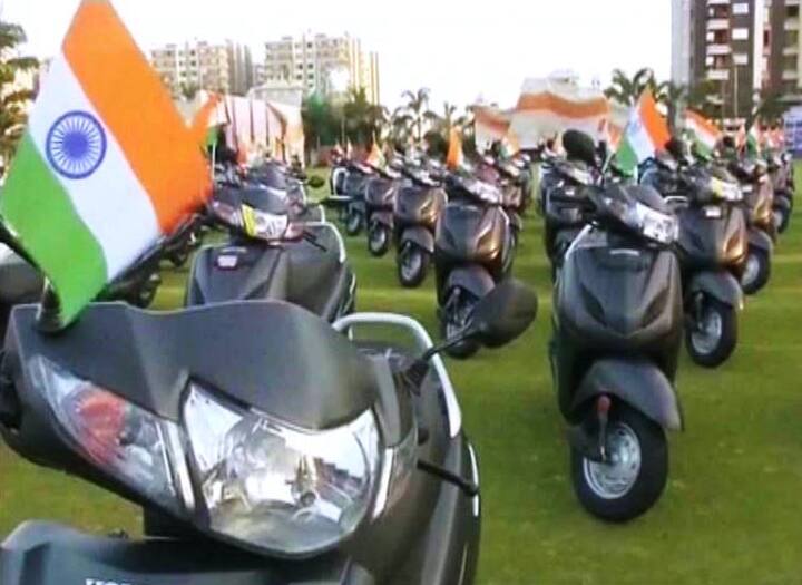 दरम्यान, मागील वर्षी सुरतमधील व्यापारी सावजी ढोलकिया यांनी आपल्या कर्मचाऱ्यांना दिवाळीचा बोनस म्हणून 1260 जणांना कार गिफ्ट दिली होती. तर 400 कर्मचाऱ्यांना घरखरेदी करण्यात मदत केली होती.