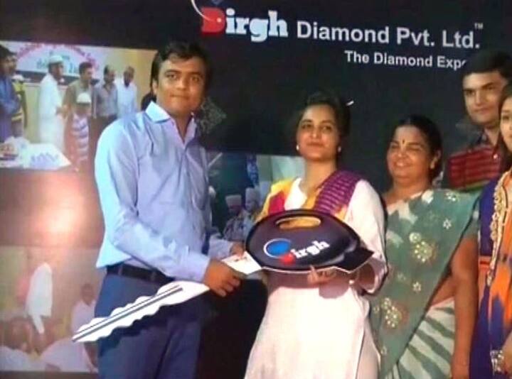 तर काही दिवसांपूर्वीच अहमदनगरच्या झेन इलेक्ट्रिक कंपनीचे संचालक मिलिंद कुलकर्णी आणि राजीव गुजर यांनी आपल्या 12 कर्मचाऱ्यांना गुढीपाड्व्यानिमित्त कार भेट देऊन अनोखी श्रमवंदना दिली होती.