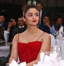 आलिया भट्टचा ग्लॅमरस लूक! 