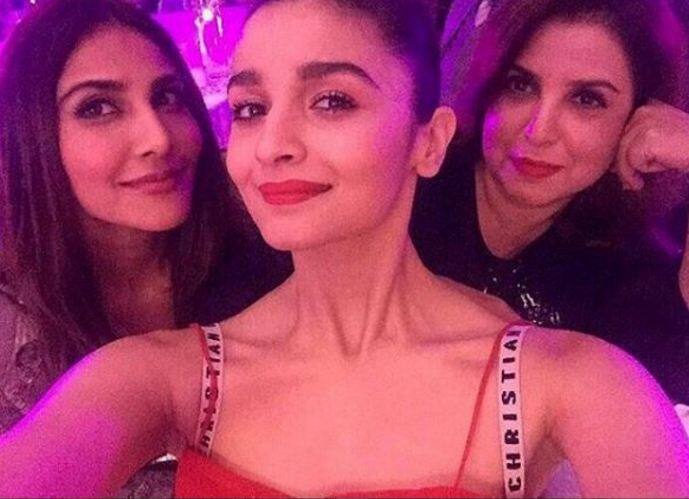 अभिनेत्री आलिया भट्टचा ग्लॅमरस लूक