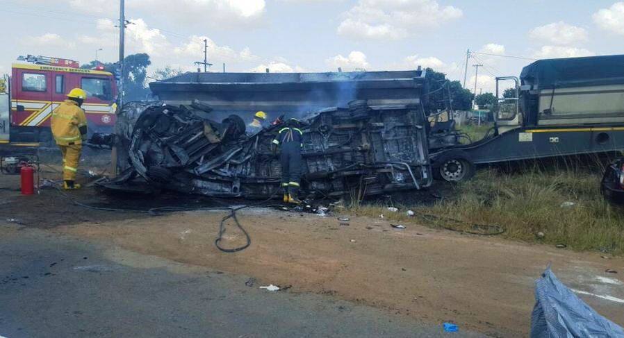 South Africa Minibus Crash Kills 20 Children मिनी बस-ट्रकच्या धडकेनंतर आग, 20 मुलांचा होरपळून मृत्यू