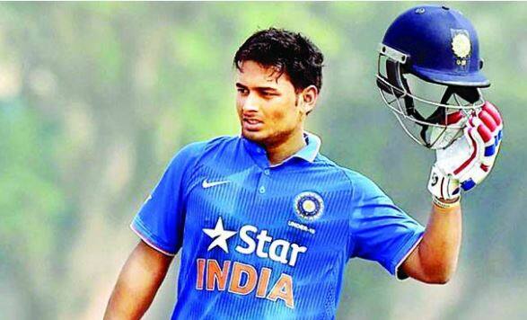 1) ऋषभ पंत दिल्लीचा तरुण तुर्क आणि वादळी क्रिकेटपटू म्हणून नावारुपास आलेला ऋषभ पंत सध्या क्रिकेट वर्तुळात कमालीचा चर्चेत आहे. 19 वर्षीय ऋषभ पंतने रणजी असो वा सुरु असलेल्या आयपीएलमध्ये धडाकेबाज खेळी केली आहे. पंतने रणजी चषकात अवघ्या 8 सामन्यात तब्बल 972 धावा ठोकल्या आहेत. रणजीत वेगवान शतक ठोकण्याचा विक्रम त्याचा नावावर आहे. पंतच्या याच धडाकेबाज कामगिरीमुळे त्याची भारताच्या टी ट्वेण्टी संघातही निवड झाली होती. आयपीएलमध्ये पंत झहीर खानच्या दिल्ली संघाकडून खेळतो. विकेटकिपर असलेला पंत दिल्लीकडून सातत्याने धावा करणारा खेळाडू आहे. त्यामुळे चॅम्पियन्स ट्रॉफीत रोहित शर्मासोबत ऋषभ पंत पाहायला मिळाल्यास आश्चर्य वाटायला नको. 