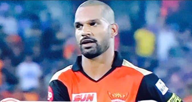 2) शिखर धवन चार वर्षापूर्वी झालेल्या चॅम्पियन्स ट्रॉफी स्पर्धेत शिखर धवनने धडाकेबाज कामगिरी केली होती. मात्र चार वर्षानंतर पुलाखालून बरंच पाणी वाहून गेलं आहे. फॉर्म गमावलेल्या शिखर धवनला इंग्लंडविरुद्धच्या मालिकेतून वगळलं होतं. मात्र आता धवन आयपीएलमध्ये चांगली कामगिरी करुन भारतीय संघात परतण्याच्या तयारीत आहे. 