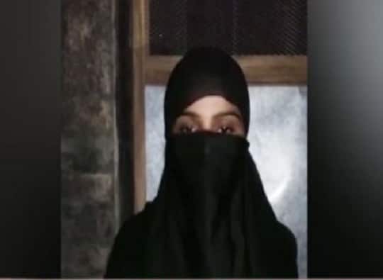 ट्रिपल तलाकवर आगपाखड करणाऱ्या महिलेचा माफीनामा Woman Asked For Forgiveness Over Her Remark On Triple Talak ट्रिपल तलाकवर आगपाखड करणाऱ्या महिलेचा माफीनामा