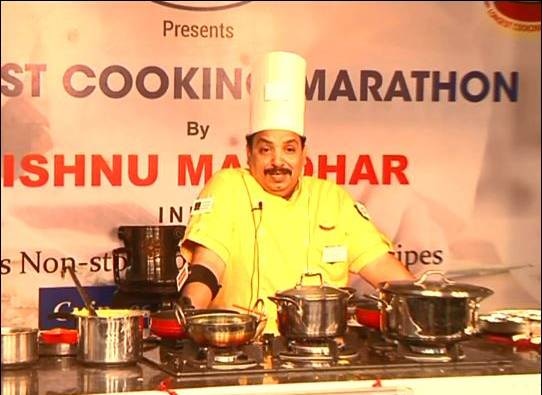 Chef Vishnu Manohar Breaks Record Of Cooking In Nagpur Latest Update 52 तास सलग स्वयंपाक, विष्णू मनोहर यांचा नागपूरमध्ये नवा विश्वविक्रम