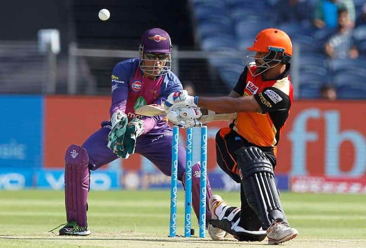 कार्तिकनंतर पुण्याचा विकेटकीपर महेंद्रसिंह धोनीचा दुसरा क्रमांक लागतो. त्याने 94 फलंदाजांना माघारी धाडण्यात योगदान दिलं आहे.