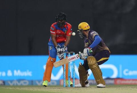 IPL10 : शंभर फलंदाजांना माघारी धाडणारा कार्तिक एकमेव विकेटकीपर IPL10 : शंभर फलंदाजांना माघारी धाडणारा कार्तिक एकमेव विकेटकीपर
