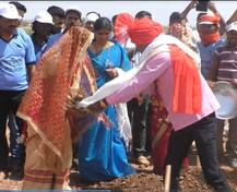 शेतातील बांधावर विवाह, नवरा-नवरीसह वऱ्हाडींचं श्रमदान