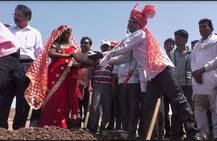 शेतातील बांधावर अनोखा विवाह, नवरा-नवरीसह वऱ्हाडींचं श्रमदान