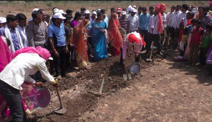 या स्पर्धेत वाशिम जिल्ह्यातील एकमेव कारंजा तालुक्याची निवड झाली. या अनोख्या उपक्रमाचा एक भाग म्हणून काकडशिवनी येथील ग्रामस्थांनी सामुहिक लग्नसोहळा तसंच महाश्रमदानाच्या कार्यक्रमाचे आयोजन केलं. तो कार्यक्रम चक्क शेतातील बांधावर ठेवण्यात आला होता.
