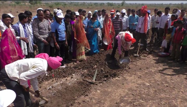 या लग्नसोहळ्यात गावकरी, महसूल विभागाचे अधिकारी, कर्मचारी तसेच वऱ्हाडी मंडळींनी श्रमदान केले. विशेष म्हणजे नवरदेव आणि नवरींनीही यावेळी श्रमदान करुन एक नवीन पायंडा पडला आहे.